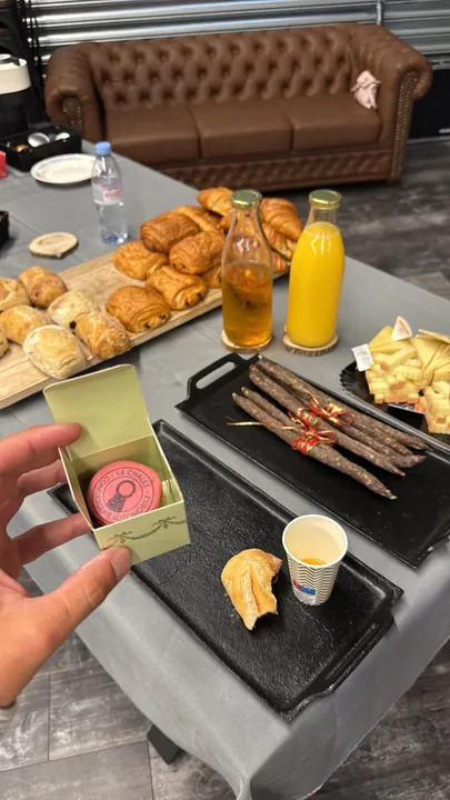 Petit-déjeuner Le Chalet Automobile avec macarons Ladurée