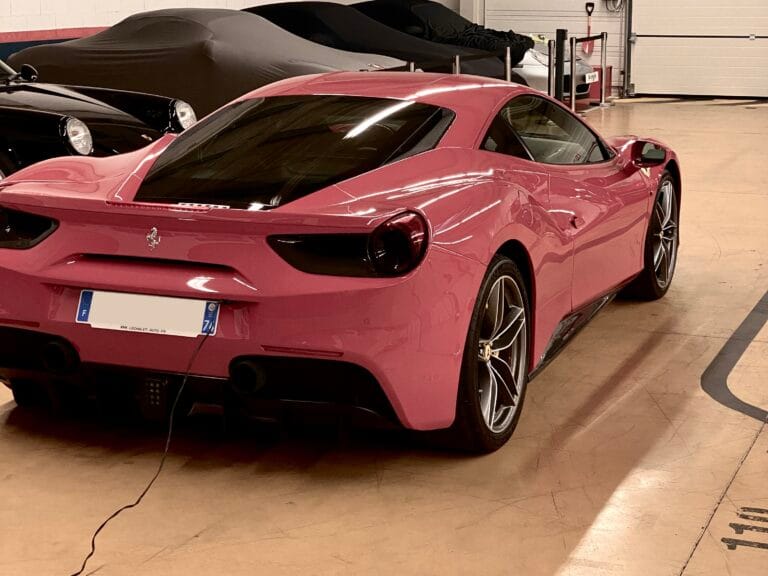 Ferrari garée dans un garage